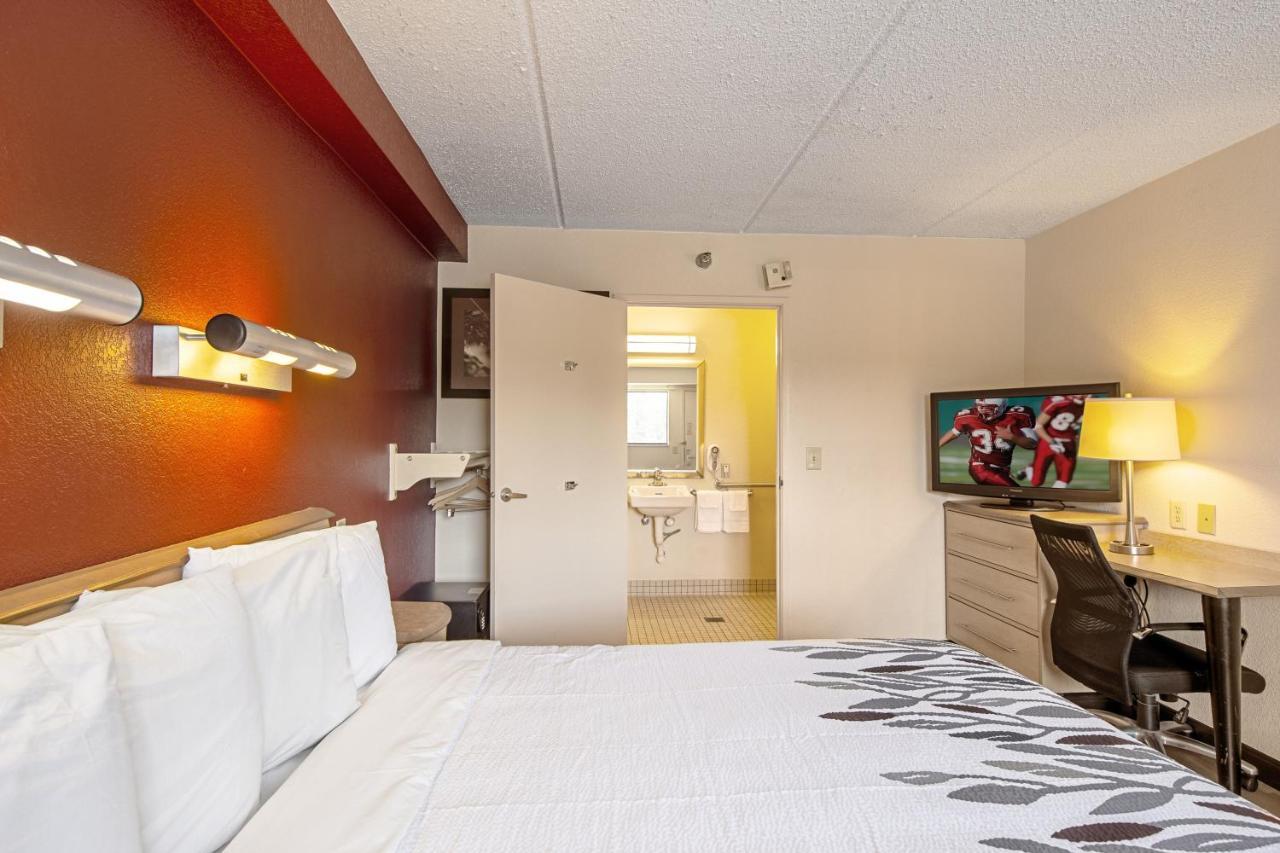 Red Roof Inn Фермонт Екстер'єр фото