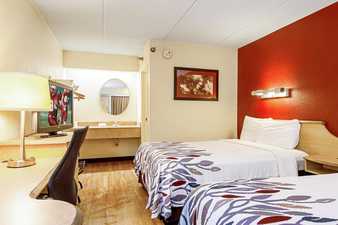 Red Roof Inn Фермонт Екстер'єр фото