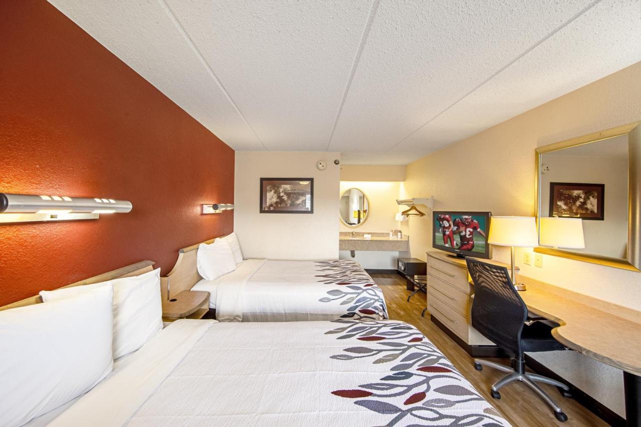Red Roof Inn Фермонт Екстер'єр фото