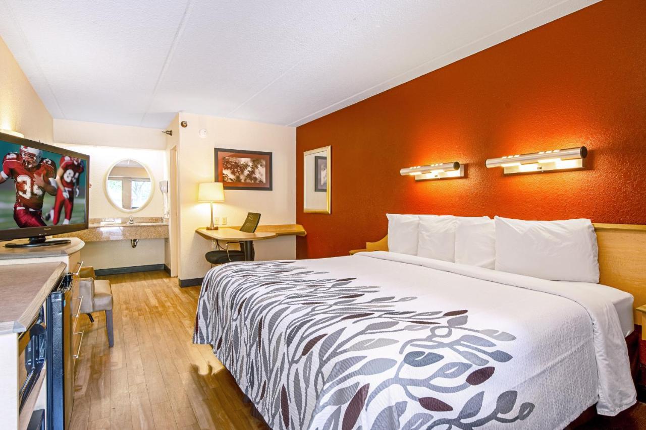Red Roof Inn Фермонт Екстер'єр фото