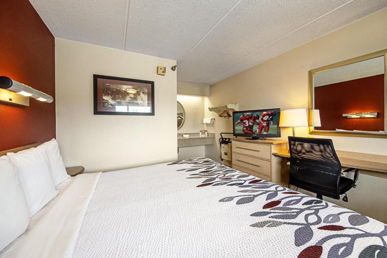 Red Roof Inn Фермонт Екстер'єр фото