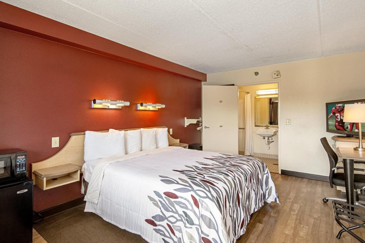 Red Roof Inn Фермонт Екстер'єр фото