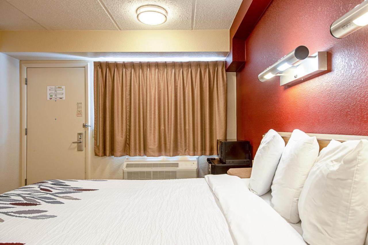 Red Roof Inn Фермонт Екстер'єр фото