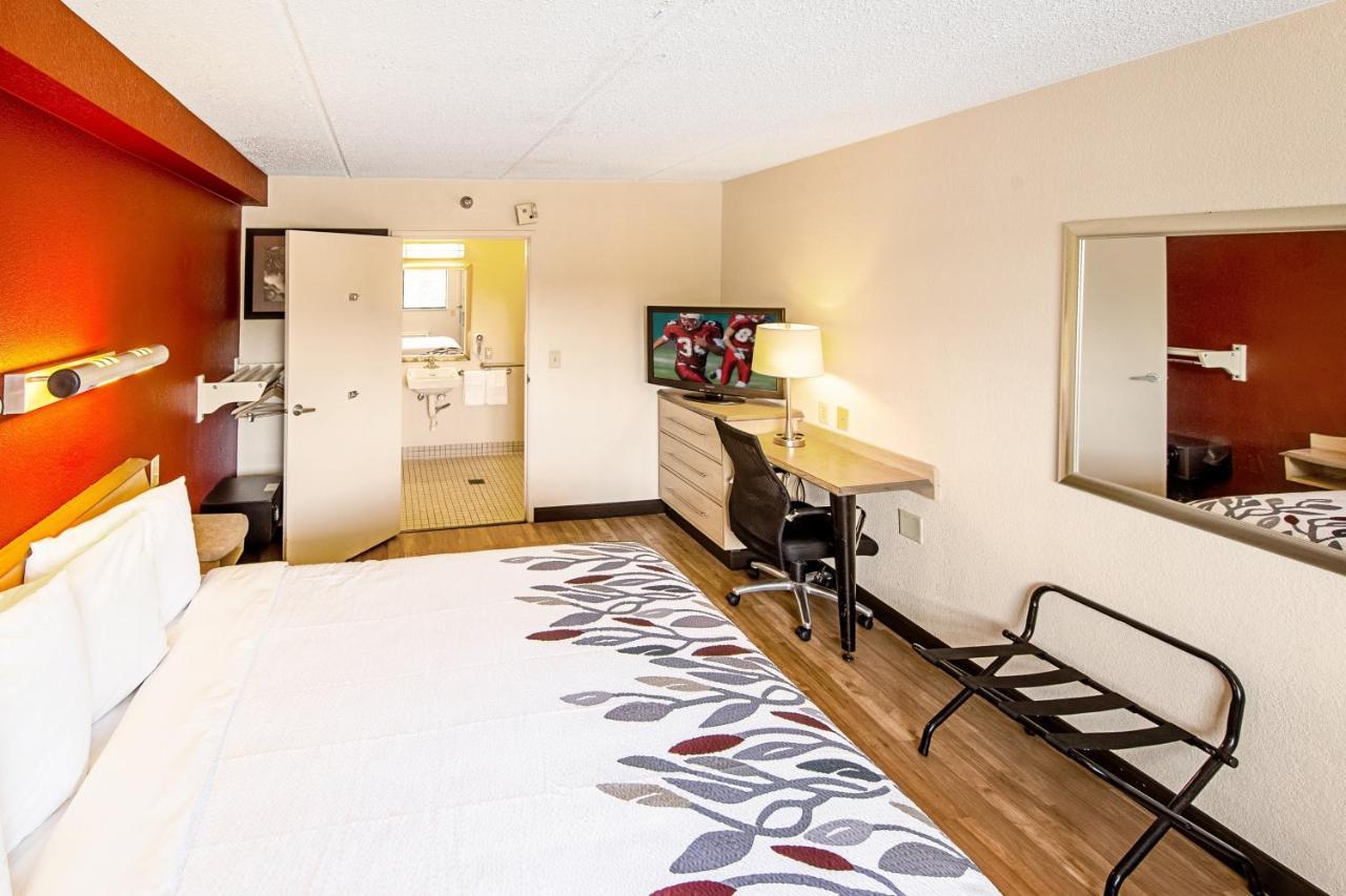 Red Roof Inn Фермонт Екстер'єр фото