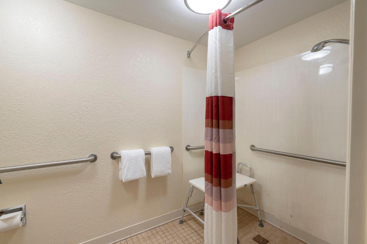 Red Roof Inn Фермонт Екстер'єр фото