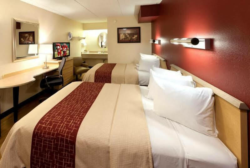 Red Roof Inn Фермонт Екстер'єр фото