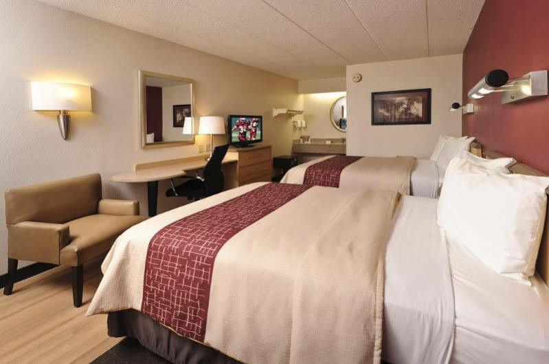 Red Roof Inn Фермонт Екстер'єр фото