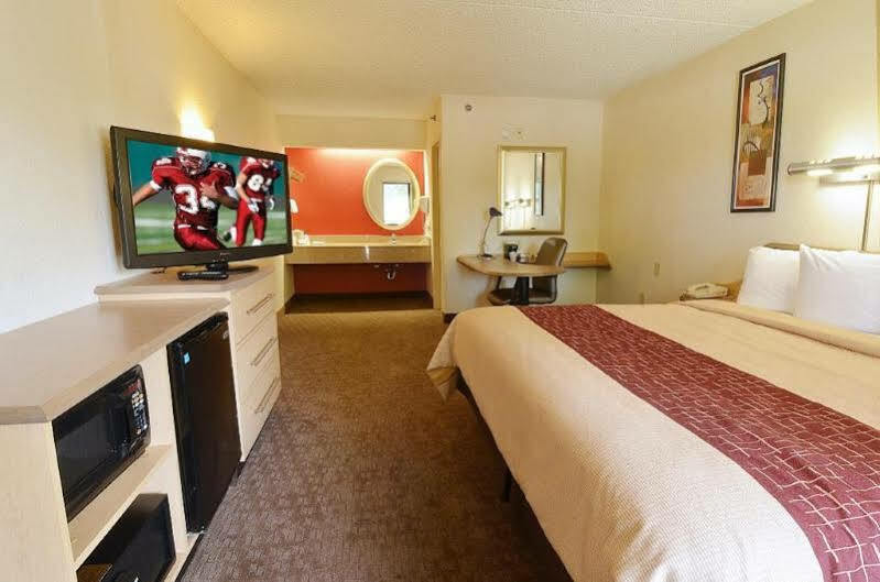 Red Roof Inn Фермонт Екстер'єр фото