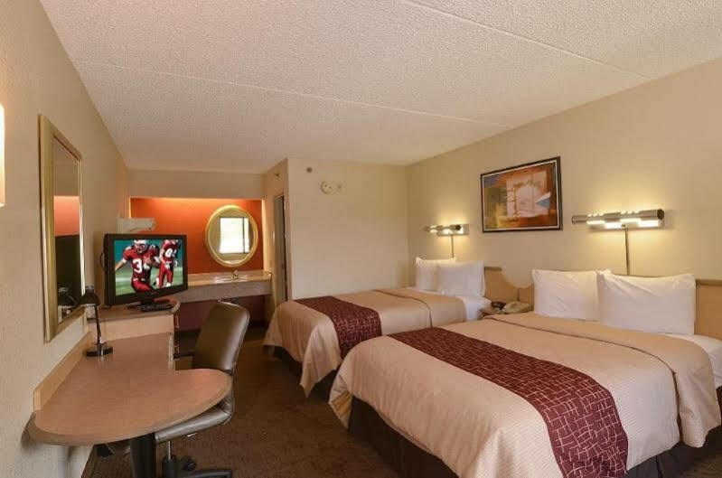Red Roof Inn Фермонт Екстер'єр фото